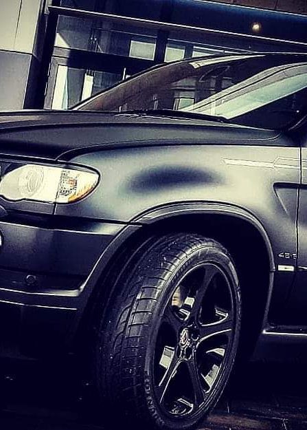 Matt schwarz folierter BMW X5 4.6is Alpina, schwarze Alufelge, Motorhaube, Windschutzscheibe, Lichter, Frontansicht