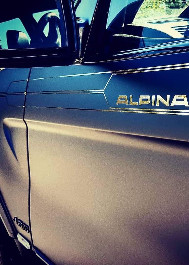 Matt schwarz folierter BMW X5 4.6is Alpina, Seitenansicht, Seitenspiegel, Seitenscheibe