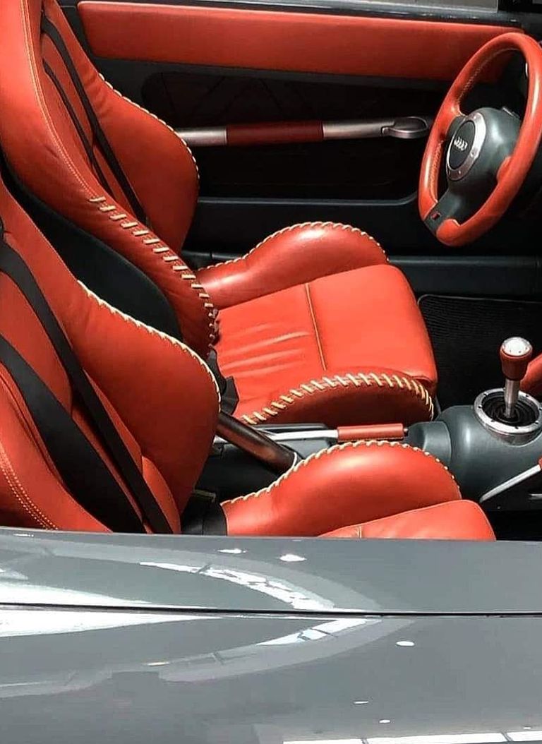 Audi Cabrio grau metallic glänzender Lack mit roten Ledersitzen und weißen Nähten rotes Lederlenkrad, rot schwarze Seitenverkleidung, roter Schaltknauf, silber Verkleidung